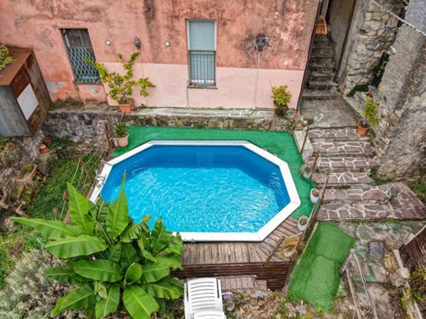 casa indipendente in vendita a Maissana in zona Ossegna
