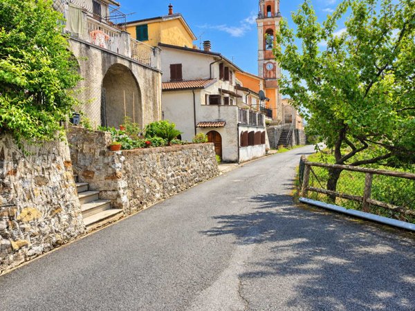 casa indipendente in vendita a Maissana in zona Salterana