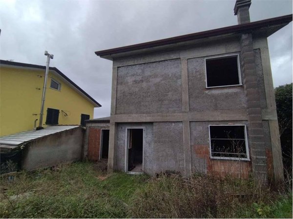 casa indipendente in vendita a Luni in zona Isola