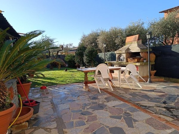 casa indipendente in vendita a Luni