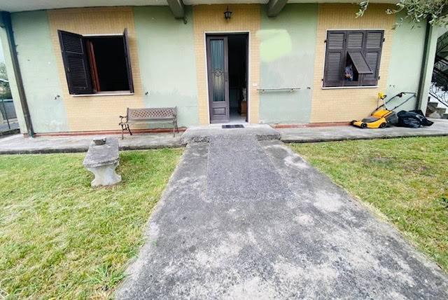 casa indipendente in vendita a Luni