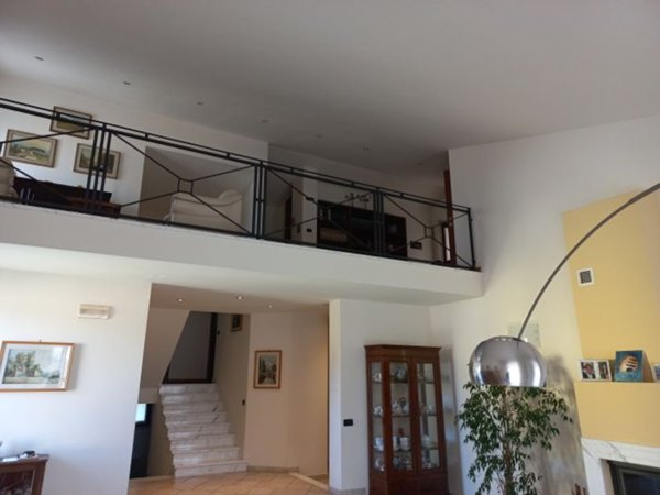casa indipendente in vendita a Luni