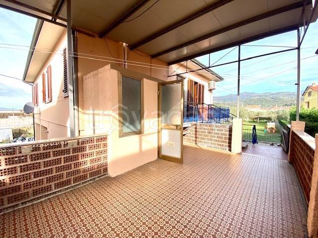 casa indipendente in vendita a Luni