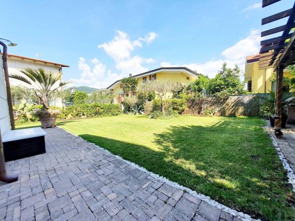 casa indipendente in vendita a Luni