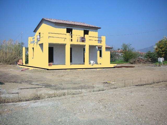 casa indipendente in vendita a Luni in zona Dogana
