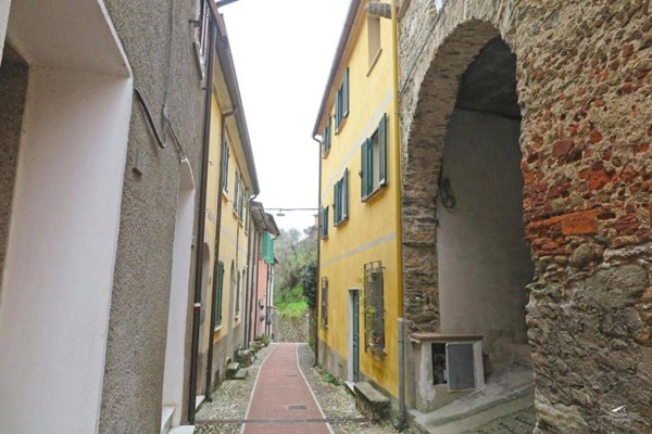 casa indipendente in vendita a Luni