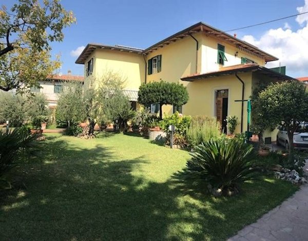 casa indipendente in vendita a Luni