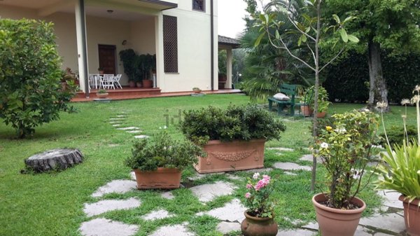 casa indipendente in vendita a Luni in zona Dogana