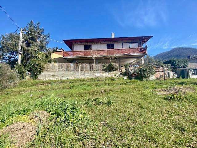 casa indipendente in vendita a Luni in zona Dogana