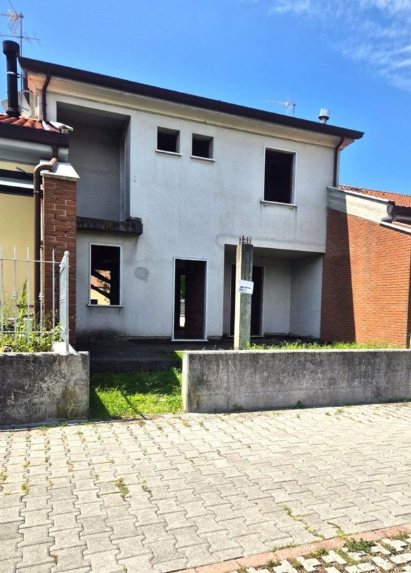 casa indipendente in vendita a Luni in zona Dogana