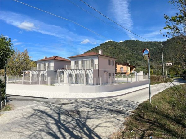casa indipendente in vendita a Luni in zona Dogana