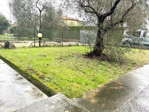 casa indipendente in vendita a Luni in zona Isola