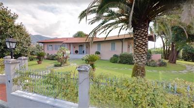 casa indipendente in vendita a Luni in zona Dogana