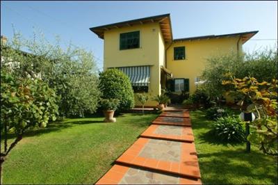 casa indipendente in vendita a Luni