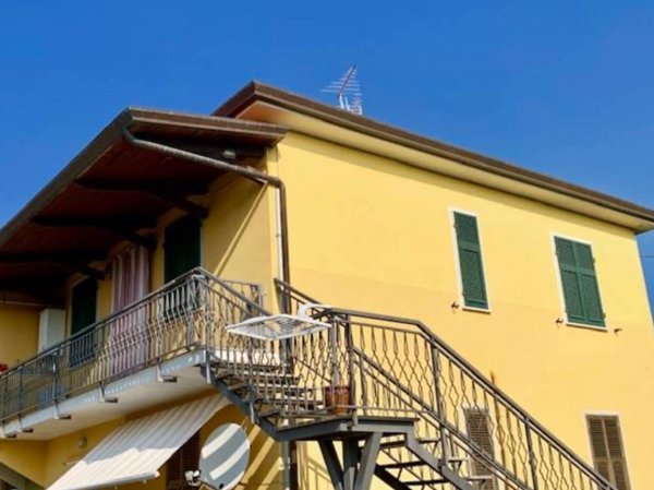 casa indipendente in vendita a Luni