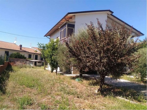 casa indipendente in vendita a Luni