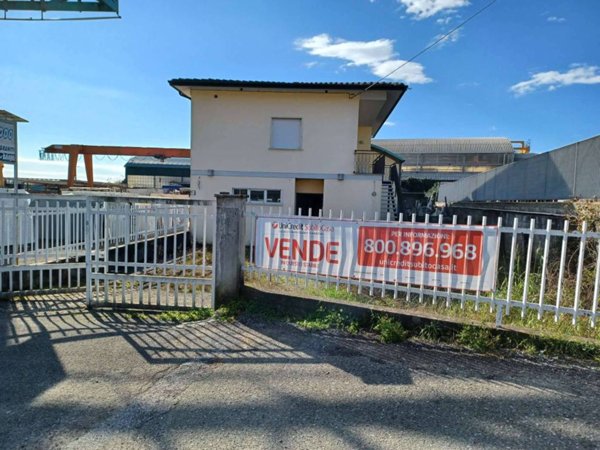 locale commerciale in vendita a Luni in zona Casano
