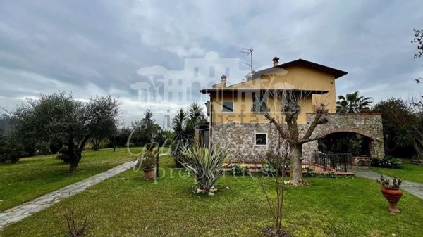 casa indipendente in vendita a Luni