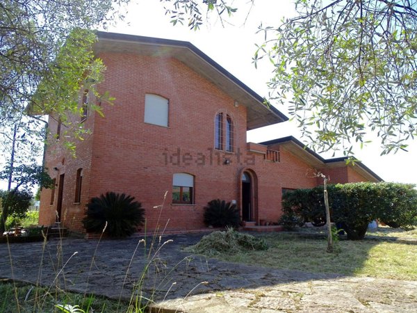 casa indipendente in vendita a Luni