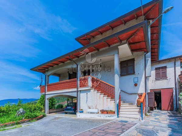 casa indipendente in vendita a Luni