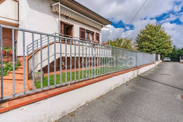 casa indipendente in vendita a Luni
