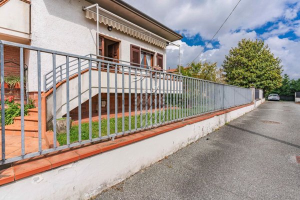 casa indipendente in vendita a Luni