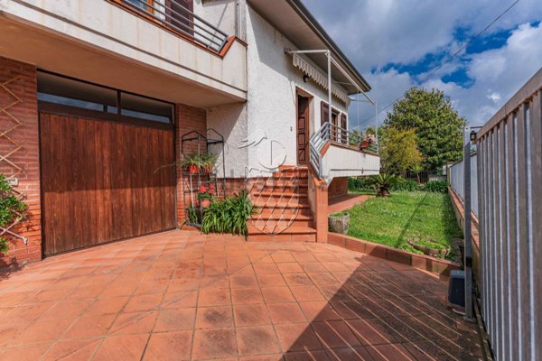 casa indipendente in vendita a Luni