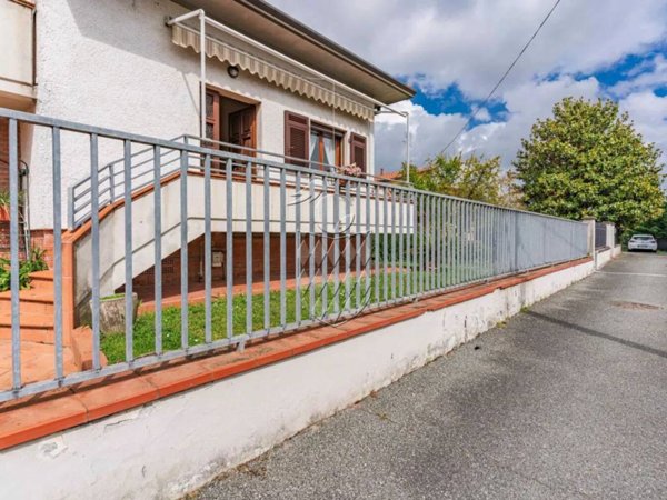 casa indipendente in vendita a Luni