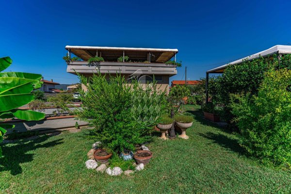 casa indipendente in vendita a Luni