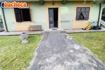 casa indipendente in vendita a Luni