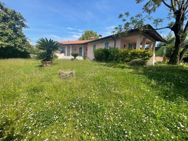 casa indipendente in vendita a Luni