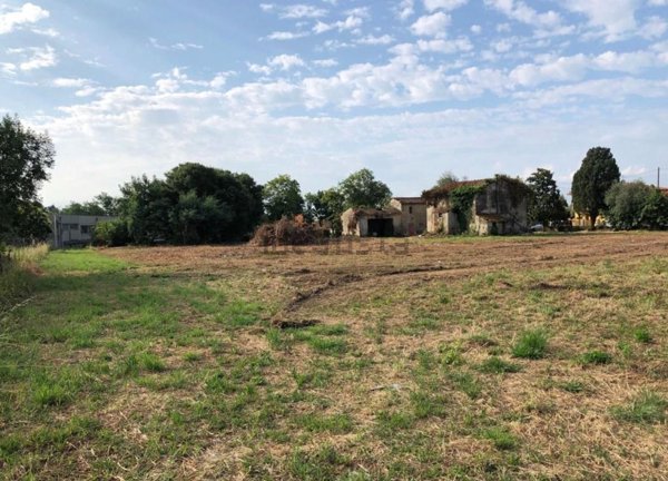 casa indipendente in vendita a Luni