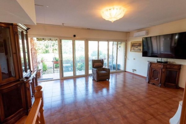 casa indipendente in vendita a Luni