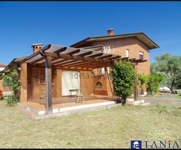 casa indipendente in vendita a Luni
