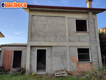 casa indipendente in vendita a Luni in zona Isola