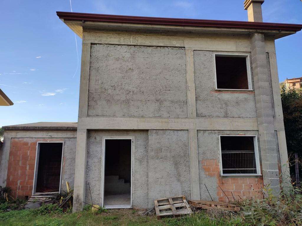 intera palazzina in vendita a Luni in zona Isola