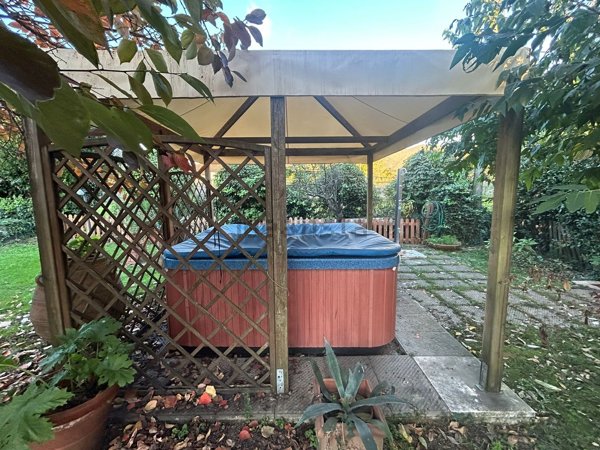casa indipendente in vendita a Luni