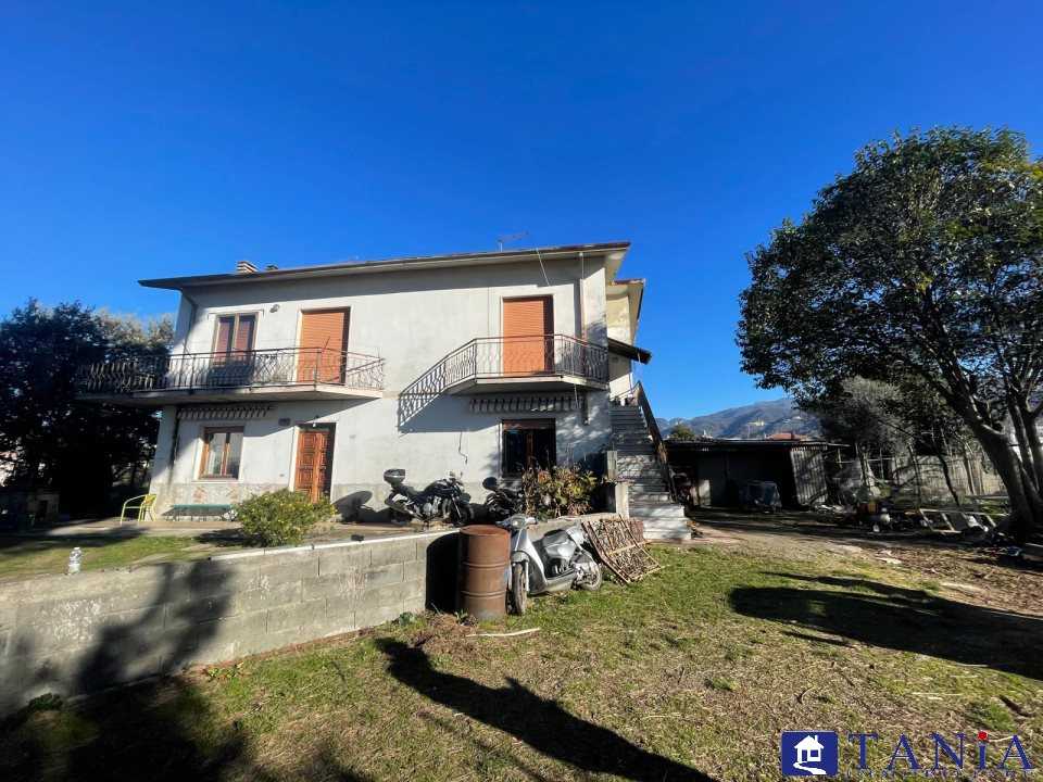 casa indipendente in vendita a Luni in zona Dogana