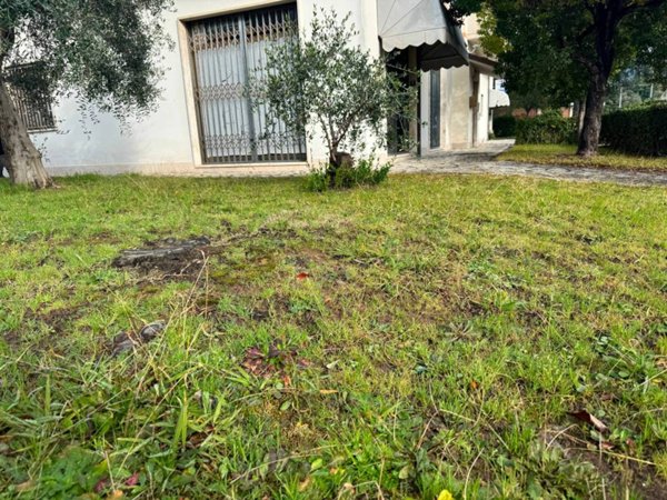 appartamento in vendita a Luni in zona Dogana