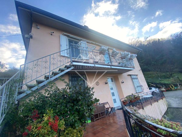 intera palazzina in vendita a Luni in zona Casano