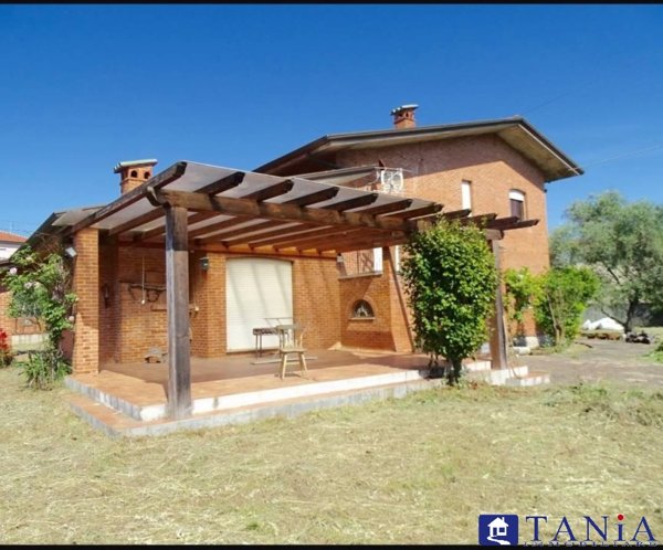 casa indipendente in vendita a Luni
