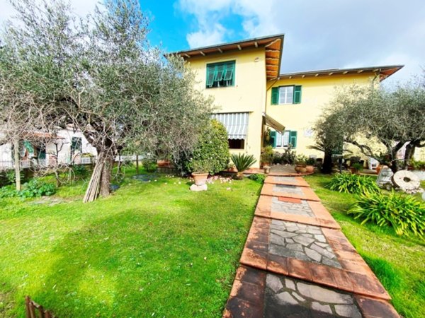 casa indipendente in vendita a Luni