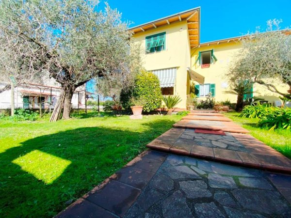 casa indipendente in vendita a Luni in zona Casano