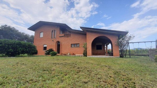 casa indipendente in vendita a Luni