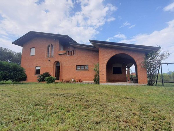 casa indipendente in vendita a Luni