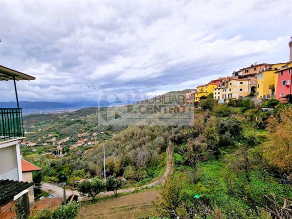 casa indipendente in vendita a Luni