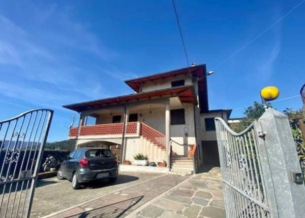 casa indipendente in vendita a Luni