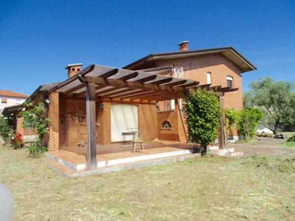 casa indipendente in vendita a Luni