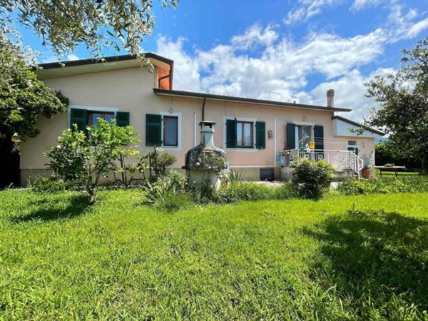 casa indipendente in vendita a Luni in zona Dogana