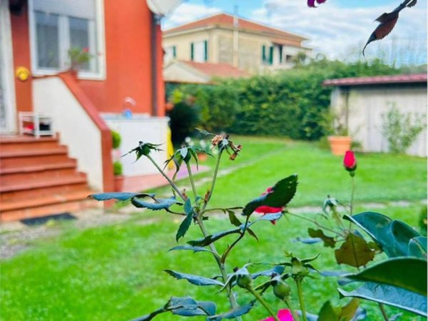 casa indipendente in vendita a Luni